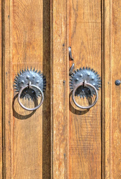 Porte en bois avec ornements métalliques — Photo