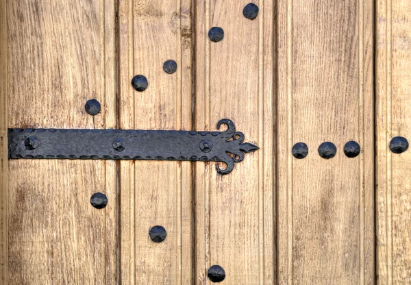 Porte en bois avec ornements métalliques — Photo