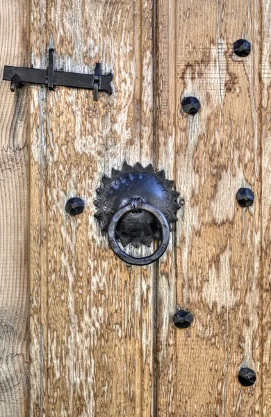 Деревянные двери с металлическими орнаментами — стоковое фото