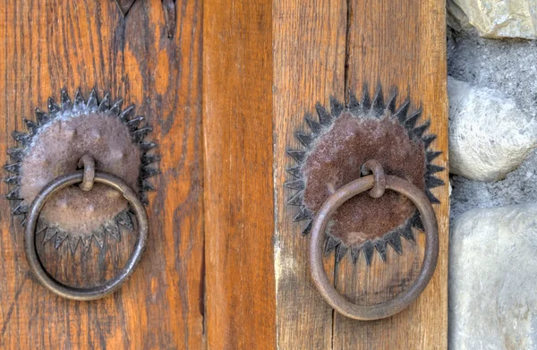 Деревянные двери с металлическими орнаментами — стоковое фото