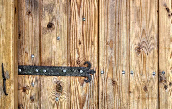 Porta in legno con ornamenti in metallo — Foto Stock