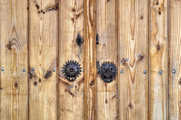Drewniane drzwi z metalowe ozdoby — Zdjęcie stockowe