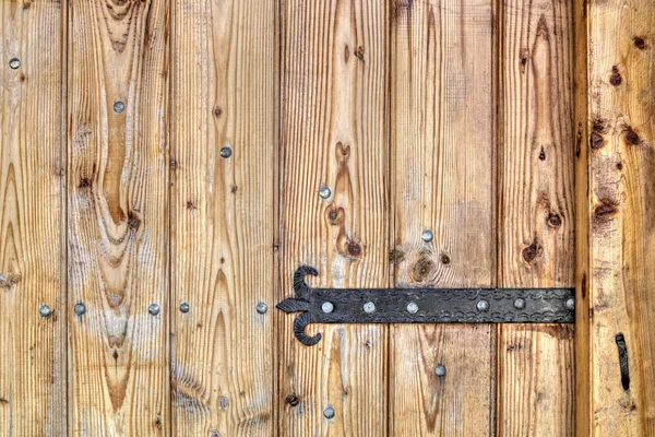 Porte en bois avec ornements métalliques — Photo