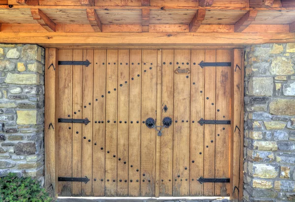 Porta de madeira com ornamentos de metal — Fotografia de Stock