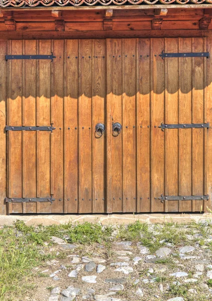 Houten deur met metalen ornamenten — Stockfoto