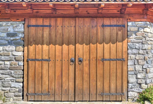 Houten deur met metalen ornamenten — Stockfoto