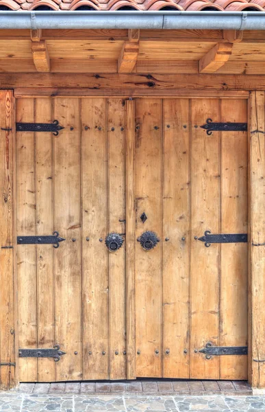 Houten deur met metalen ornamenten — Stockfoto