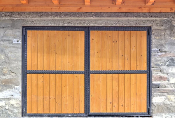 Porte en bois avec ornements métalliques — Photo