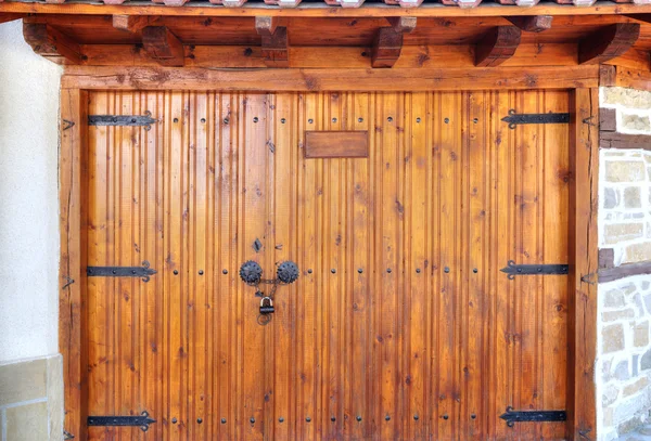 Ξύλινη πόρτα με μεταλλικά στολίδια — Φωτογραφία Αρχείου
