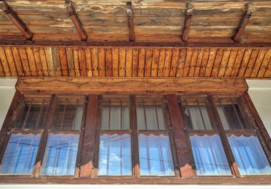 Taş duvar şık ahşap pencere