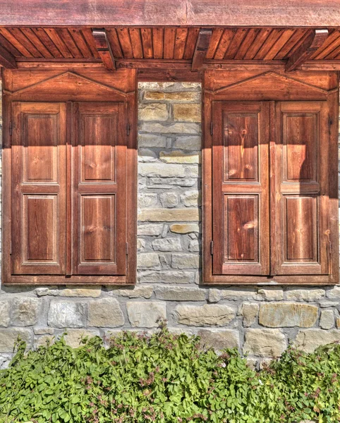 Élégantes fenêtres en bois sur mur de pierre — Photo