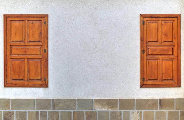 Eleganti finestre in legno su muro di pietra — Foto Stock