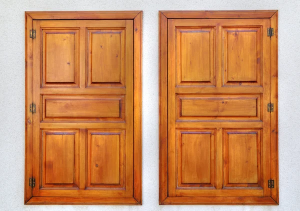 Стильные деревянные окна на каменной стене — стоковое фото
