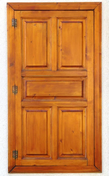 Стильное деревянное окно на каменной стене — стоковое фото