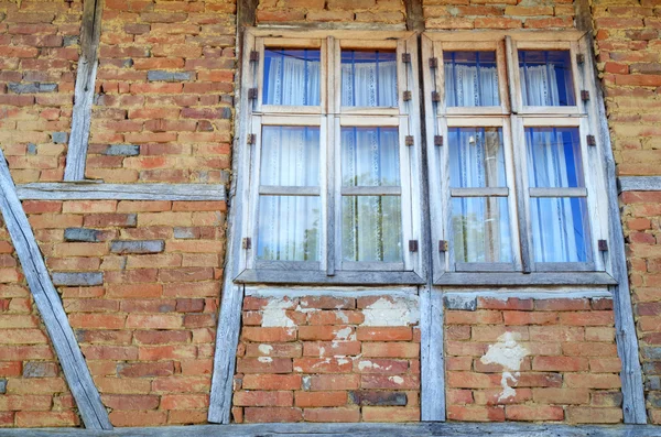 Vieilles fenêtres en bois sur mur de briques — Photo