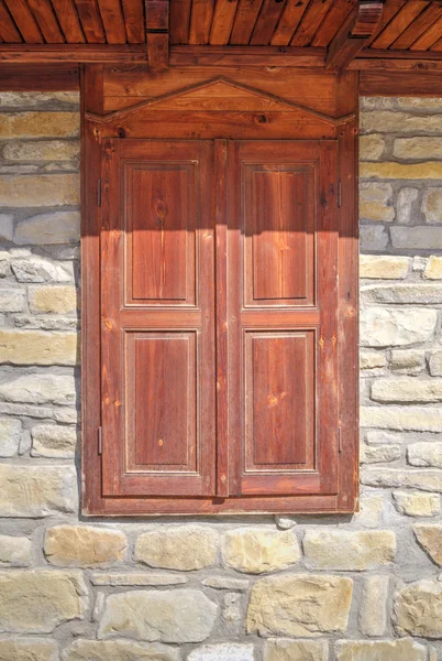 Élégante fenêtre en bois sur mur de pierre — Photo