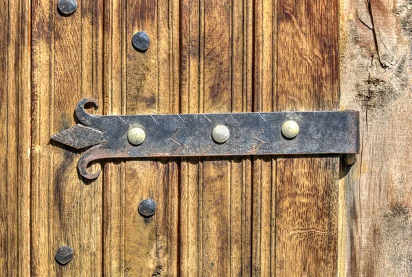 Stilvolle Holztür mit Metallornamenten — Stockfoto
