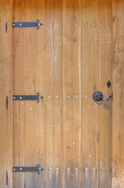 Stylowe drewniane drzwi z metalowe ozdoby — Zdjęcie stockowe
