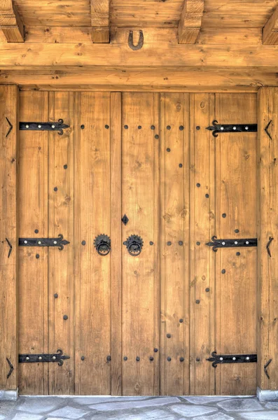 金属装飾とスタイリッシュな木製ドア — ストック写真