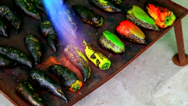 Roasting pepper with burner — Stock Video