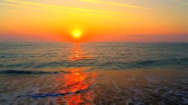 Sahilde güzel bir yaz gündoğumu