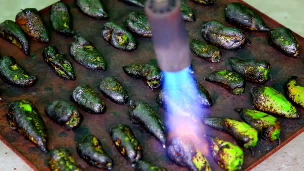 Rostning peppar med brännare — Stockvideo