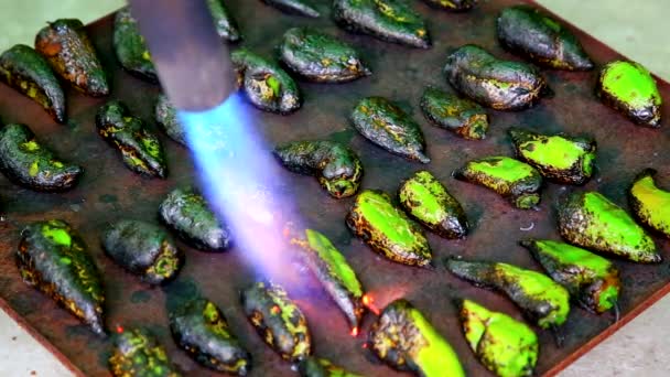 Roasting pepper with burner — Stock Video