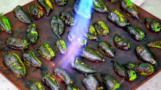 Roasting pepper with burner — Stock Video