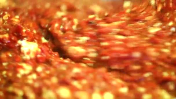 Cozinhar molho de tomate com pimenta vermelha e queijo — Vídeo de Stock