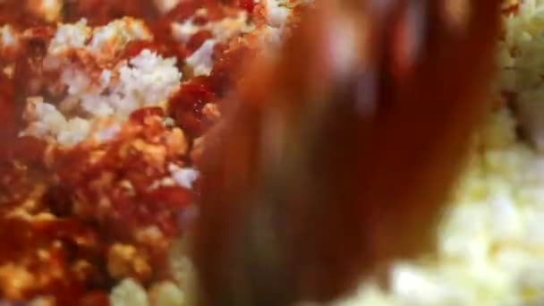 Salsa di pomodoro di cottura con pepe rosso e formaggio — Video Stock