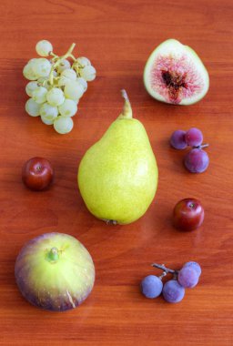 Tahta arka planda taze meyveler