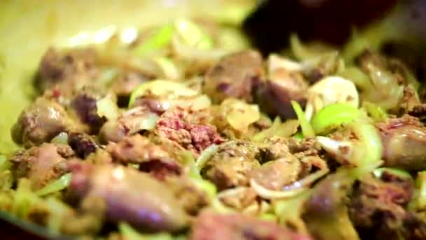 Cocinar carne fresca con cebolla — Vídeo de stock