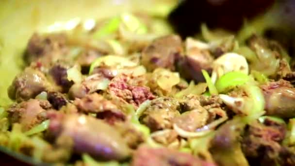 Cozinhar carne fresca com cebola — Vídeo de Stock