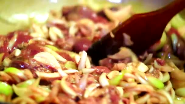 Cozinhar carne fresca com cebola — Vídeo de Stock