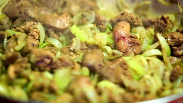 Frisches Fleisch mit Zwiebeln kochen — Stockvideo
