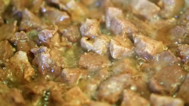 Cucinare carne fresca — Video Stock