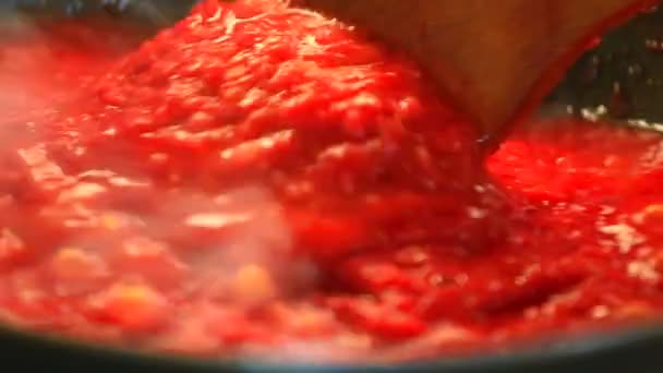 Cozinhar molho de tomate — Vídeo de Stock