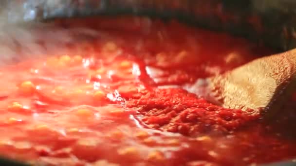 Cocinar salsa de tomate — Vídeo de stock