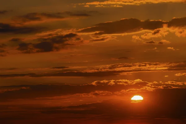 Piękny zachód słońca z kolorowe chmury — Zdjęcie stockowe