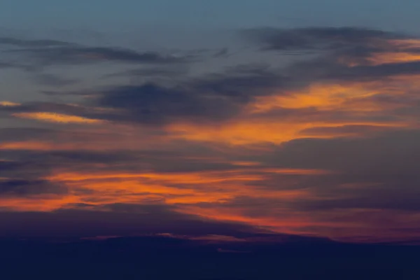 Krásný západ slunce s barevné mraky — Stock fotografie