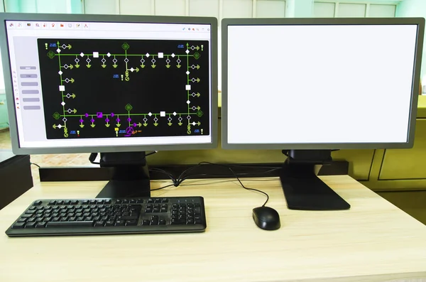 Computers en monitors met schematische diagram voor toezicht, controle en data acquisitie — Stockfoto