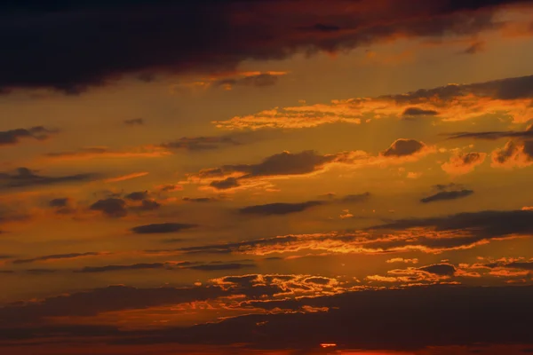 Прекрасний захід сонця з різнокольоровими хмарами — стокове фото