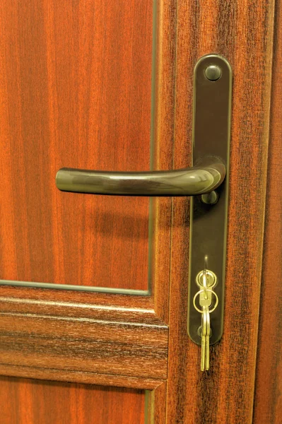 Moderne houten deur met handvat — Stockfoto