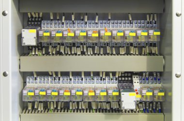 Röle ve teller ile elektrik kontrol paneli