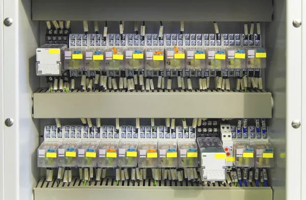 Panel de control eléctrico con relés y cables — Foto de Stock