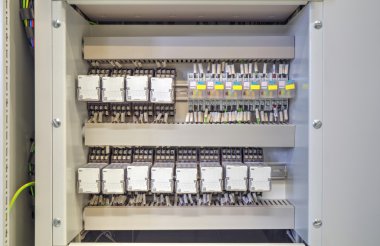 Röle ve teller ile elektrik kontrol paneli