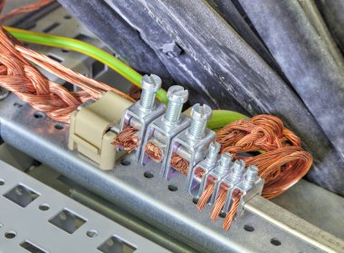 Topraklama terminalleri ve endüstriyel elektrik kontrol kabin teller