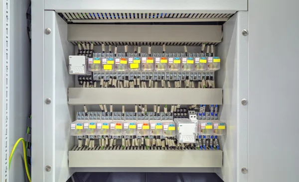 Elektrisk kontrollpanel med reläer och ledningar — Stockfoto
