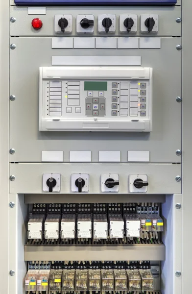 Panel de control eléctrico con dispositivos electrónicos en subestación eléctrica — Foto de Stock