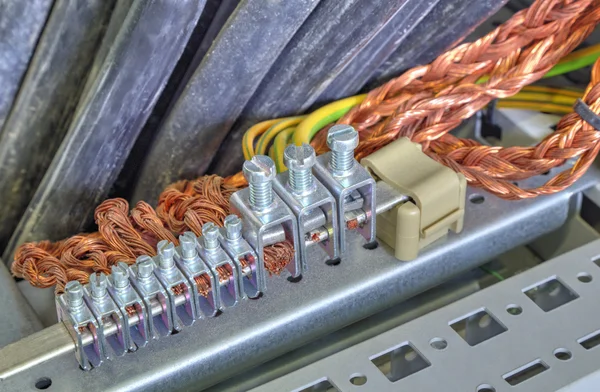 Bornes et fils de mise à la terre dans la cabine de commande électrique industrielle — Photo